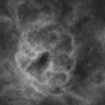 超新星爆発により、星の内部でつくられた酸素は宇宙へと解き放たれる。塵の周りに水素と酸素が集まり、宇宙に静かに氷ができ始める / Composed and visualized with ChatGPT